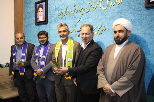 نشست ریاست سازمان دانش‌آموزی با مدیر آموزش و پرورش ناحیه یک یزد