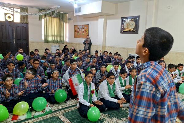 آرزوی فرج و سلامتی صاحب الزمان (عج) با دست‌های کوچک دانش‌آموزان شیرازی