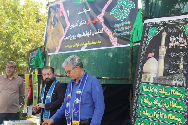 توزیع شربت نذری توسط دانش‌آموزان در موکب سازمان دانش‌آموزی کهگیلویه‌و‌بویراحمد