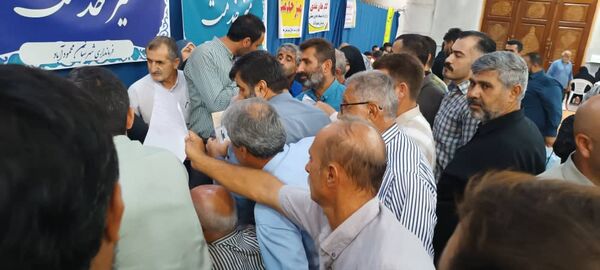 برپایی میز خدمت ادارات در مصلای نماز جمعه شهرستان محمودآباد