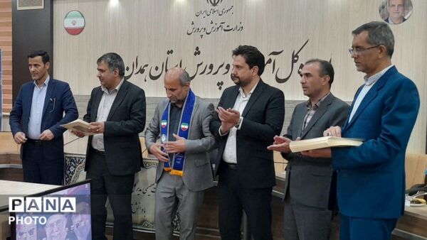 نشست صمیمی مدیر کل آموزش و پرورش استان همدان با دانش آموزان خبرگزاری پانا