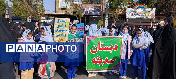 دانش‌آموزان دهلرانی در راهپیمائی ۲۲بهمن