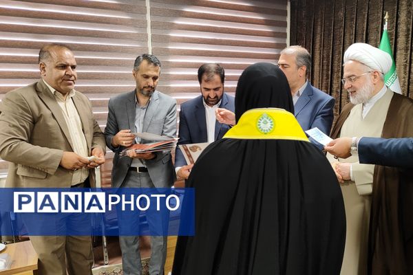 دیدار دختران دانش‌آموز سنندجی با نماینده ولی‌فقیه در کردستان 