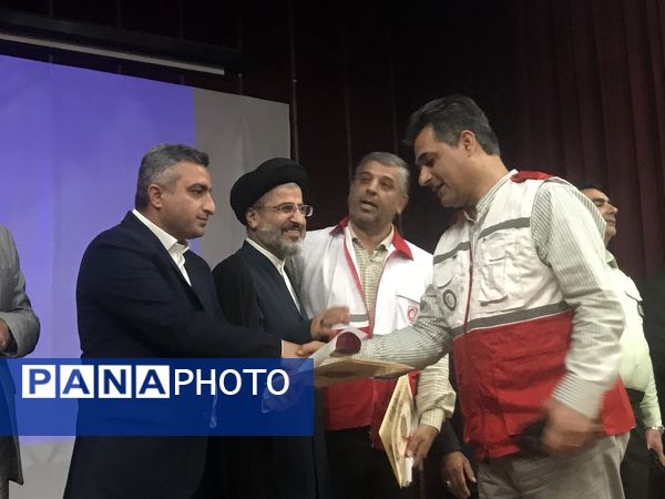 همایش تجلیل از مدیران و کارکنان نمونه شهرستان محمودآباد 