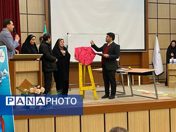 اختتامیه نمایشگاه بازی و یادگیری در شهرستان رباط‌کریم