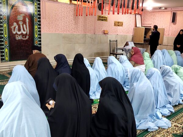 جلسه پرسش و پاسخ با امام جمعه شهرستان نیشابور در دبیرستان شاهد قدسیان 