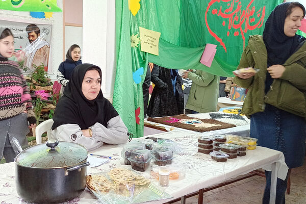 برگزاری نمایشگاه مشاغل خانگی در دبیرستان شاهد ام ابیها، شهرستان آباده