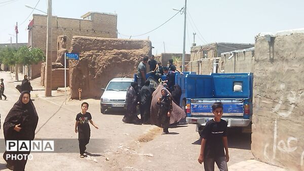 پخش نذری روز عاشورا رسمی قدیمی در روستای حسن آباد بلهر نیشابور 