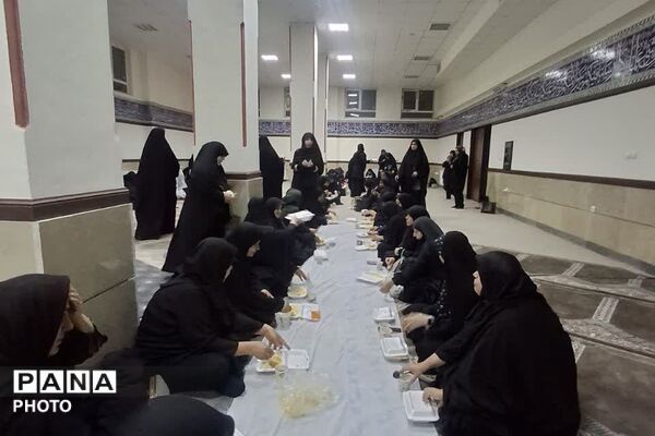 پذیرایی ۳۰۰ زائر وداع‌کننده با رهبر شهید در مدرسه امام رضا (ع) فیروزکوه