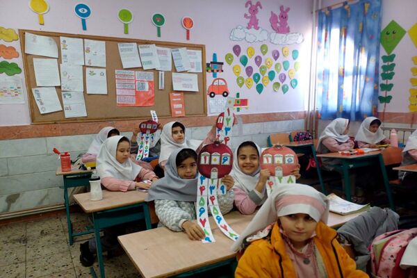 جشن یادگیری صدگان توسط دانش‌آموزان کلاس دوم دبستان شاهد نرگس