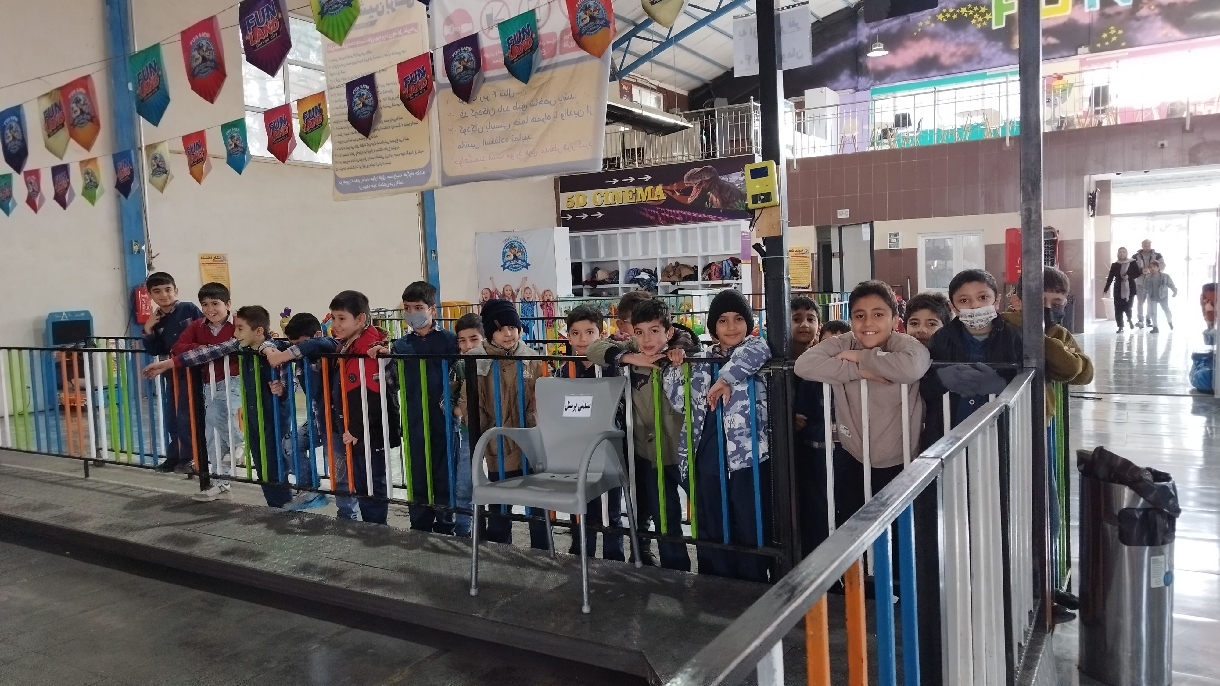 اردوی دانش‌آموزان مدرسه مبین در شهربازی پارک کوثر شیروان