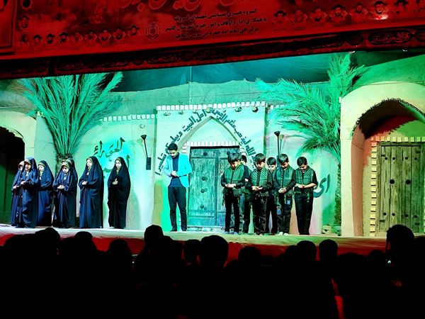 حضور دانش‌آموزان دبستان پسرانه فضیلت در نمایش آیینی یاس نبوی