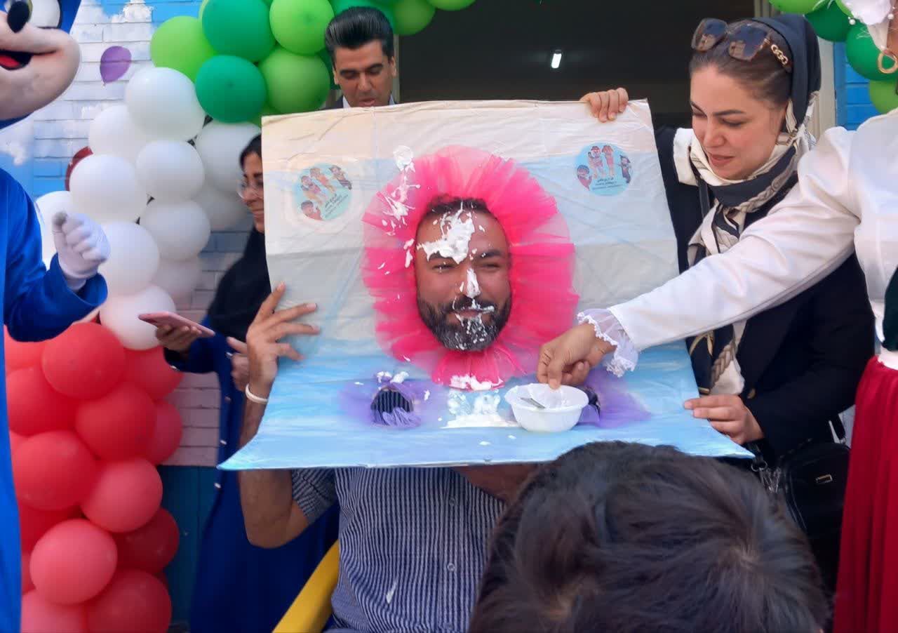 جشن شکوفه ها در دبستان دکتر شهریاری ناحیه ۶
