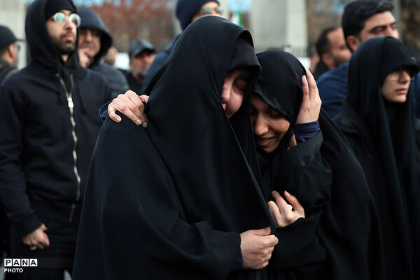 تجمع سوگواران رهبر شهید انقلاب در مقابل دانشگاه تهران