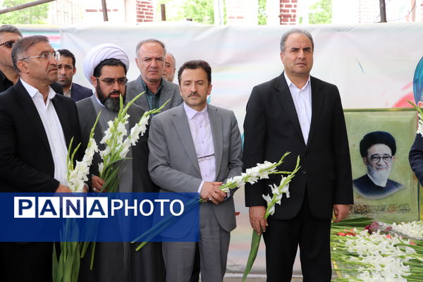 گرامیداشت مقام معلم با غبارروبی و عطرافشانی مزار شهدای فرهنگی