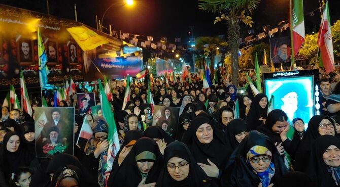میدان، کانون تجمع شبانه شده است