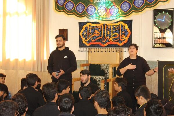عزاداری دانش‌آموزان برای حضرت زهرا (س) در کنار مزار شهید گمنام