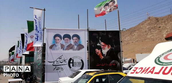 خدمت‌رسانی موکب سیمان آبیک در مسیر زائران؛ همراهی خادمان در پذیرایی و بدرقه