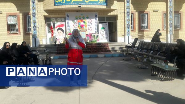 هفته پدافند غیر عامل در دبیرستان دخترانه حضرت زینب (س)کاشمر