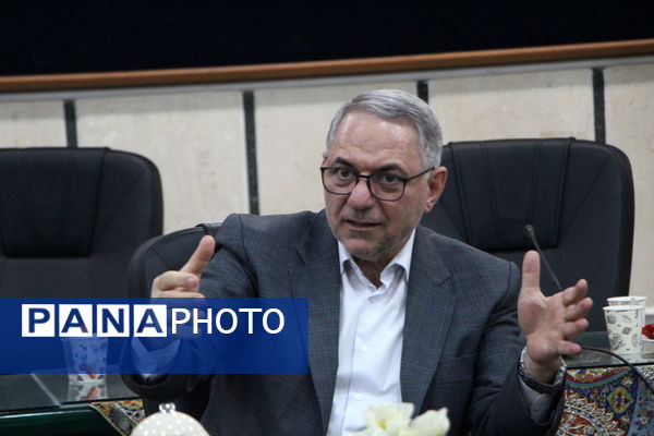 نشست صمیمانه دبیران منتخب زبان و ادبیات فارسی