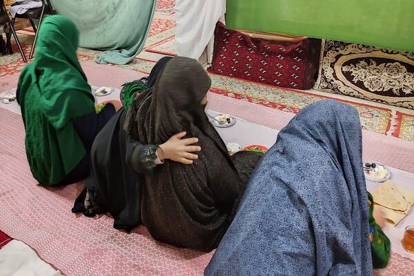 اعتکاف دانش‌آموزی در مسجد جامع شهر بار نیشابور 