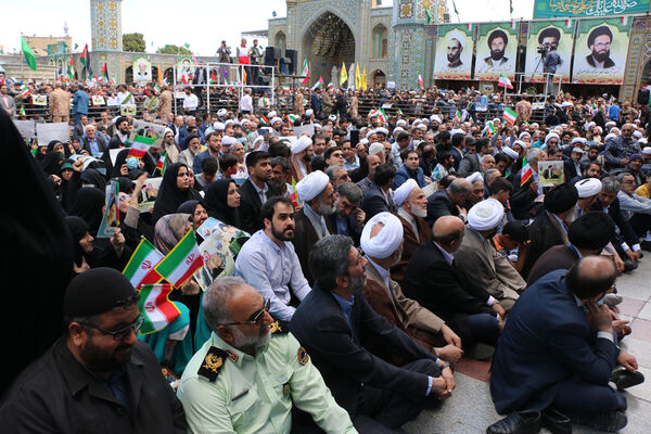 حضور پرشور نوجوانان قمی در آیین استقبال از رئیس جمهوری 