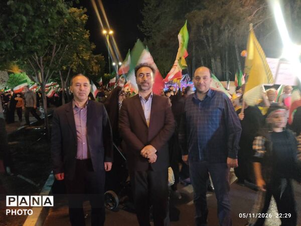 رونمایی از بزرگترین پرچم جمهوری اسلامی ایران در ابعاد هزار متر مربع 