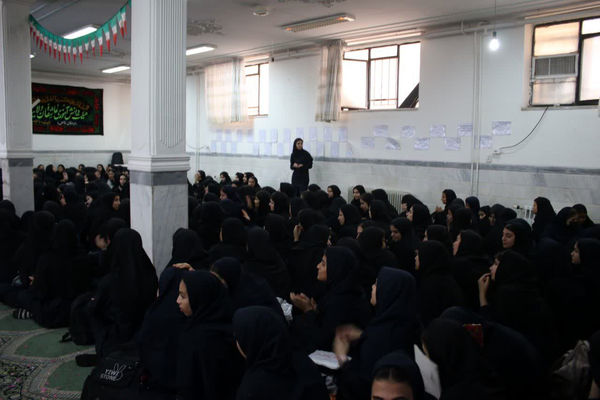 تقدیر از دانش آموزان برتر دبیرستان دخترانه سیداحمد فاتحی یک قم 