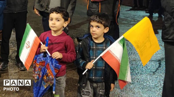۶۶ شبِ درخششِ وفاداری در کوهدشت؛ با شعارِ حمایت از رهبری 