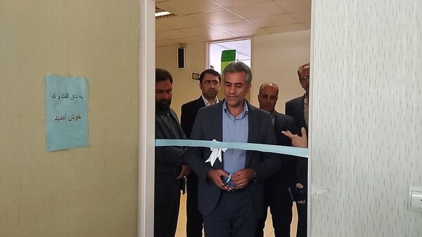 جلسه آموزش خانواده و افتتاح اتاق گفت‌وگوی اولیا در دبیرستان شاهد شهید کلانتری 