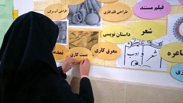 نمایشگاه ماها در دبیرستان فرزانگان