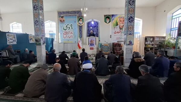 حضور پرشور دانش‌آموزان در مراسم عبادی - سیاسی نماز جمعه شهرستان مروست