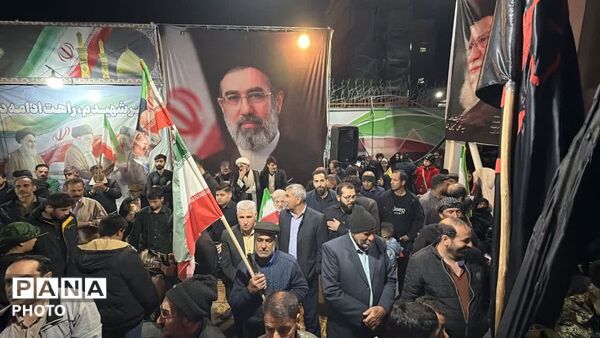چهلمین شب اجتماع مردمی در میدان معراج مشهد