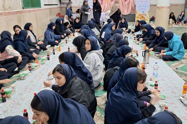 برگزاری مراسم احسان و افطار در دبیرستان حضرت ولیعصر (عج) ری یک 