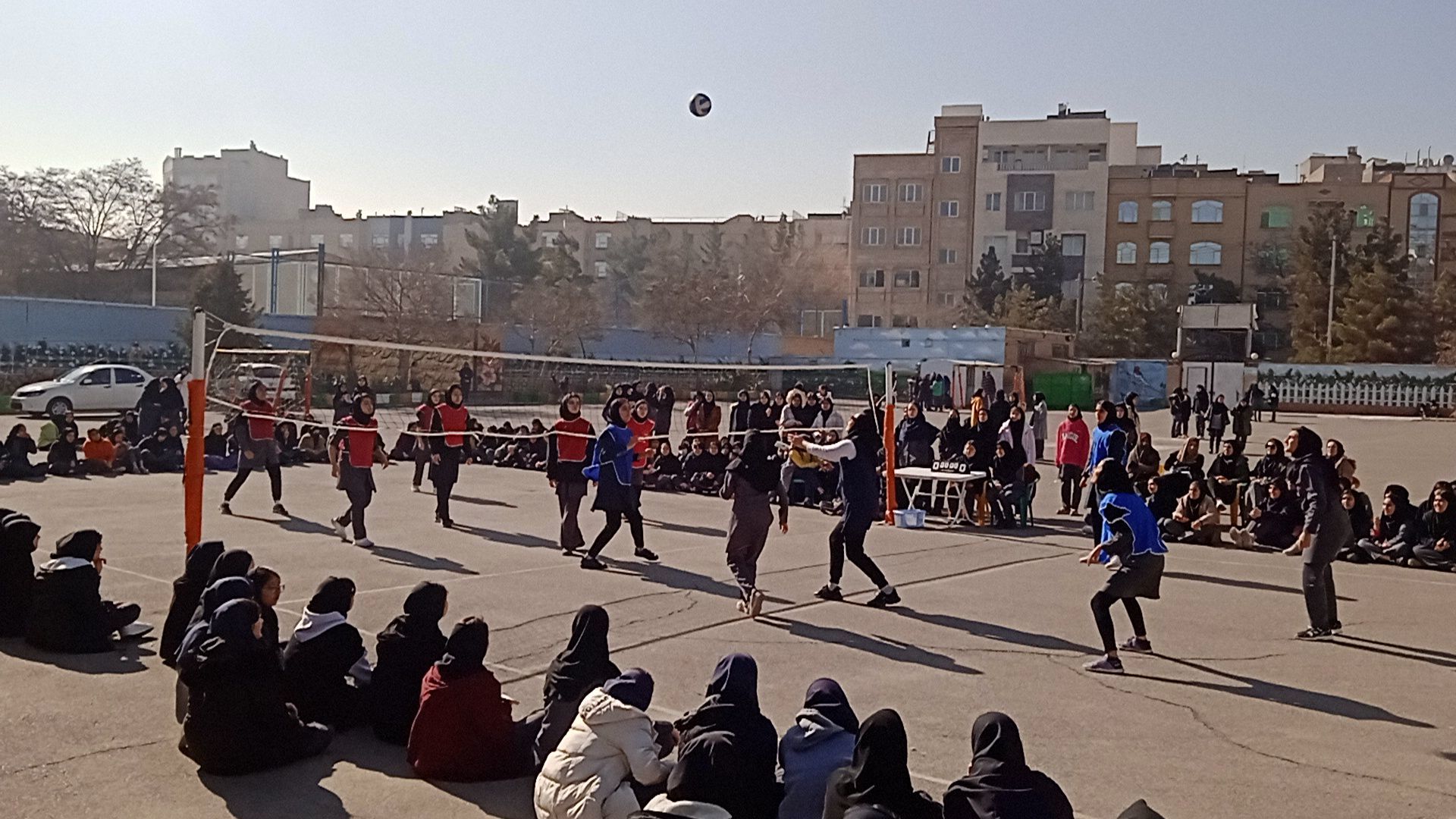 مسابقه والیبال در دبیرستان صدیقه 2 