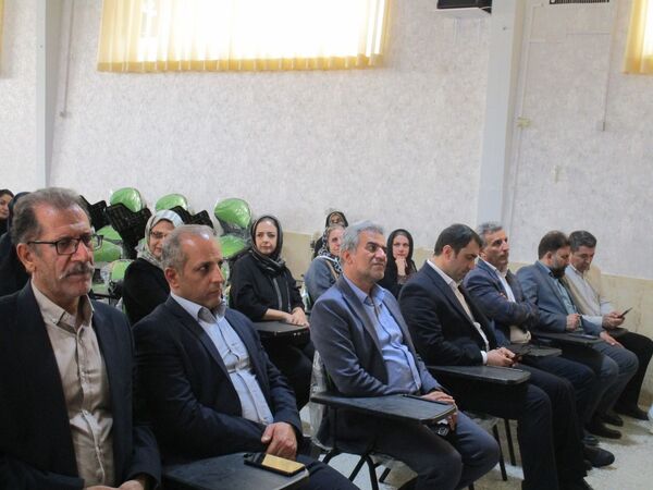 جلسه آموزش خانواده و افتتاح اتاق گفت‌وگوی اولیا در دبیرستان شاهد شهید کلانتری 