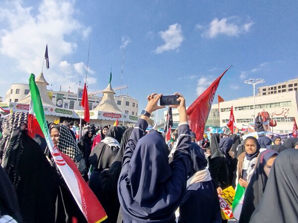 خروش ۱۳ آبان در مشهد؛ دانش‌آموزان، نماد ایستادگی