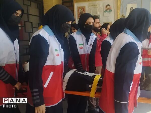 برگزاری بیست و هفتمین مانور سراسری زلزله و ایمنی در مدرسه فاطمه زهرا (س) دستگرد برخوار 