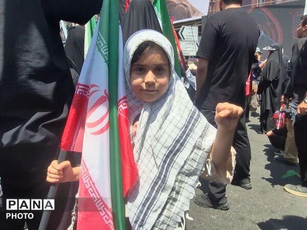 اشک یک ملت در بدرقه رهبر شهید