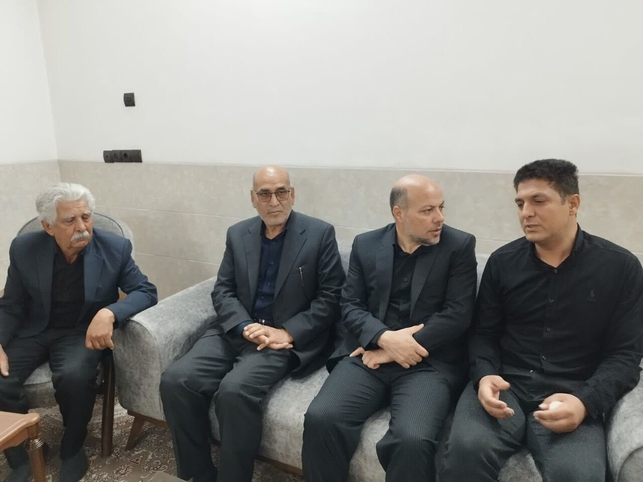 معاون وزیر آموزش و پرورش به دیدار دانش‌آموز شهیده یزد رفت