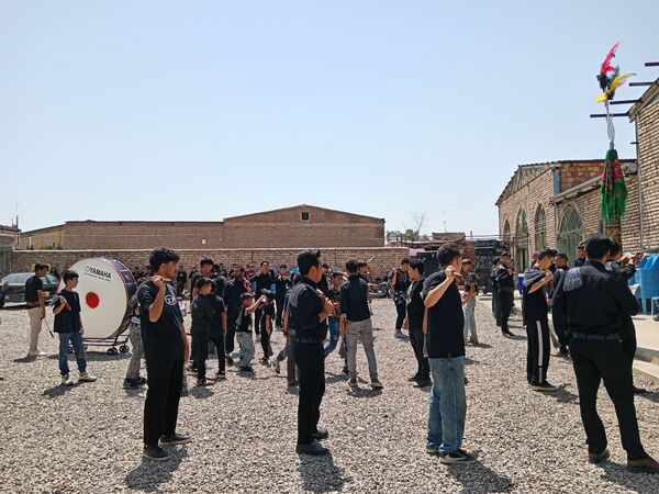 هیئت زنجیرزنی در روستای فیض آباد در صبح عاشورای حسینی 