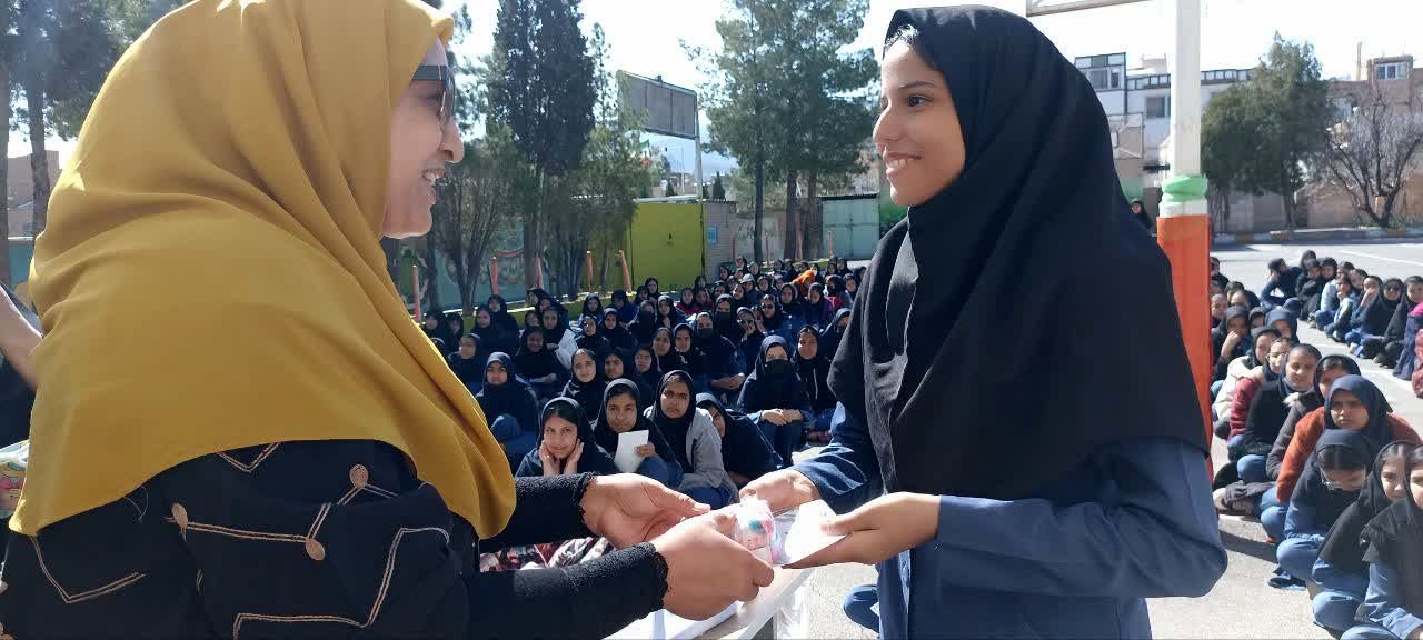 تقدیر از دانش‌آموزان برتر علمی در بیرجند