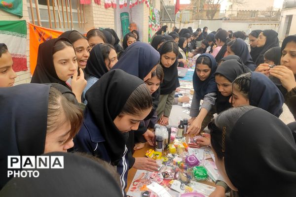 بازارچه دست سازه‌های دانش‌آموزی