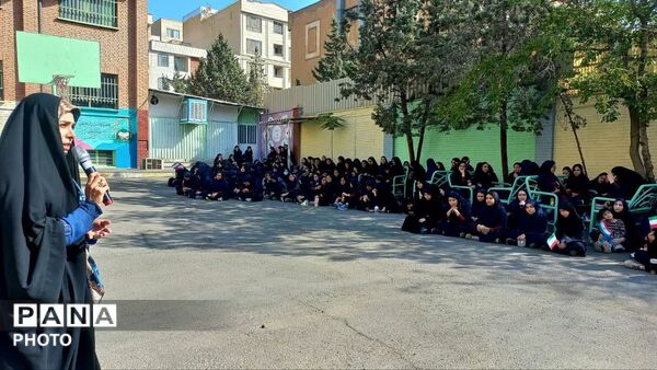 برگزاری برنامه‌های فرهنگی با محوریت ترویج فرهنگ ایثار و شهادت در مدرسه شاهد تهذیب