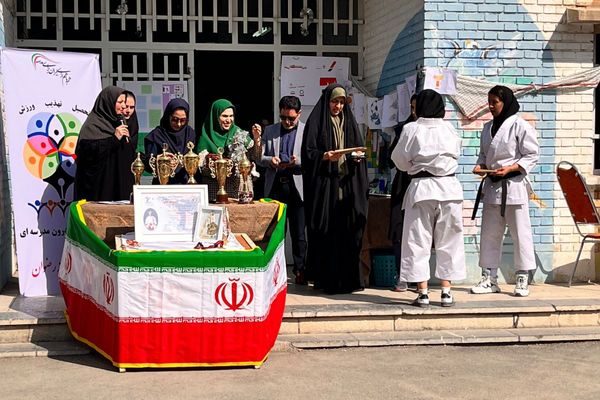 قدرت،هیجان و مهارت در نمایش کاراته کاران دبیرستان رضوان در افتتاحیه المپیاد ورزشی