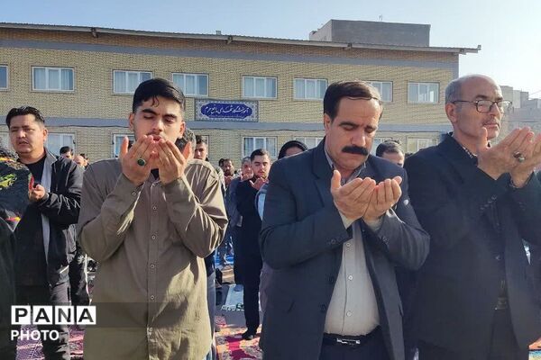 شکوه وحدت در قرچک؛ اقامه باشکوه نماز عید سعید فطر در صفوفی الهی