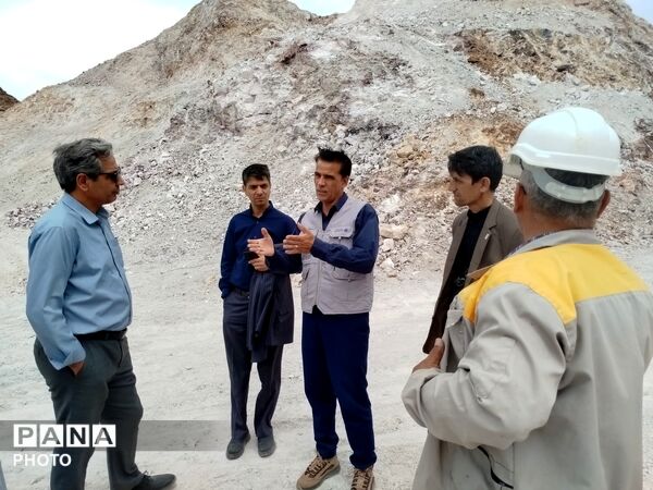 بازدید فرماندار کاشمر از معدن کائولن 