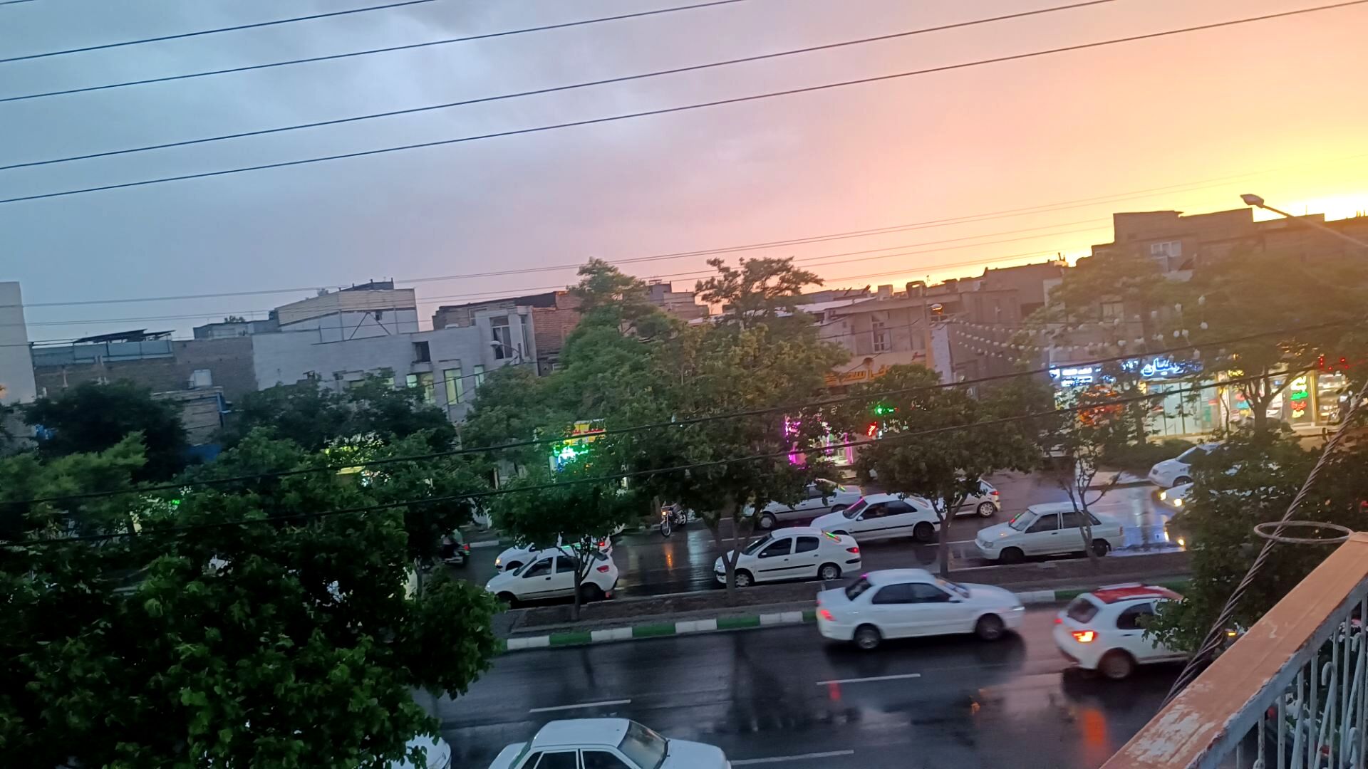 رقصِ قطره‌های باران؛ پنجشنبه‌ مشهد بارانی شد