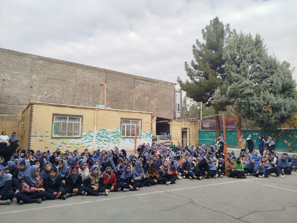 جشن روز مادر و جشنواره کیک و دسر در دبیرستان دخترانه دانشور ۲ 