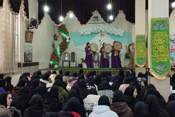 دبیرستان صدیقه طاهره غرقِ در شور فاطمی